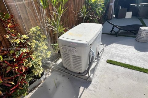 Casa en venta en North Bay Village, Florida, 3 dormitorios, 193.05 m2 № 1933881 - foto 24