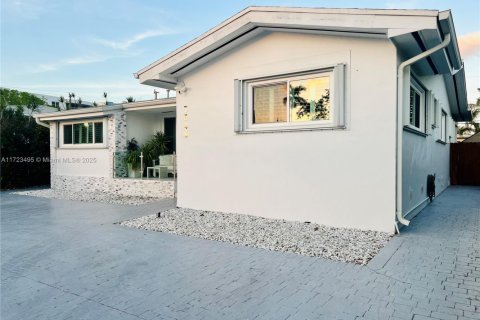 Casa en venta en North Bay Village, Florida, 3 dormitorios, 193.05 m2 № 1933881 - foto 2