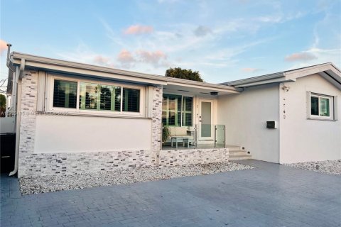 Casa en venta en North Bay Village, Florida, 3 dormitorios, 193.05 m2 № 1933881 - foto 1