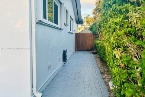 Casa en venta en North Bay Village, Florida, 3 dormitorios, 193.05 m2 № 1933881 - foto 8