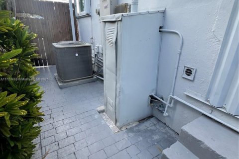 Casa en venta en North Bay Village, Florida, 3 dormitorios, 193.05 m2 № 1933881 - foto 28