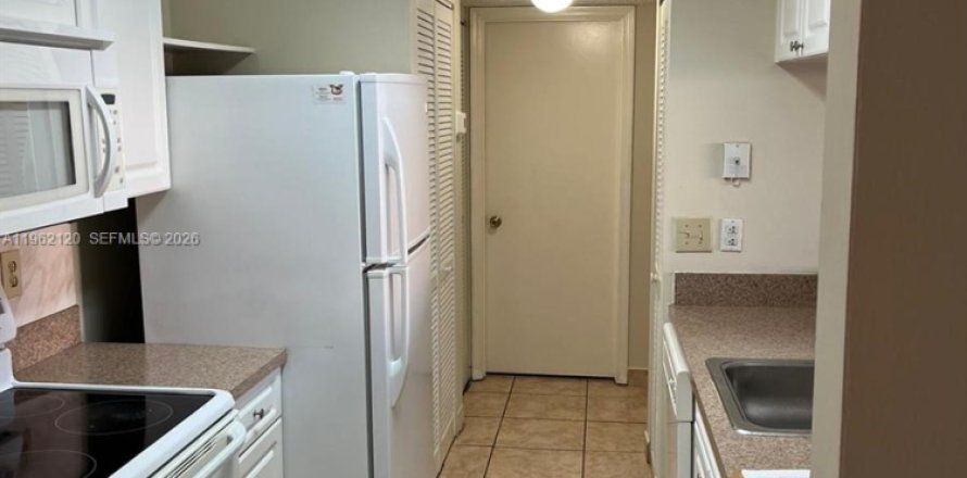 Кондоминиум с 2 спальнями в Майами, Флорида № 2025117