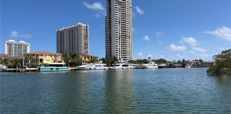 Condo in Aventura, Florida, 1 bedroom № 2090587