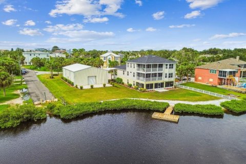 House in Port Richey, Florida 5 bedrooms, 406.45 sq.m. № 1917611 - photo 8