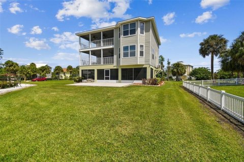 House in Port Richey, Florida 5 bedrooms, 406.45 sq.m. № 1917611 - photo 6