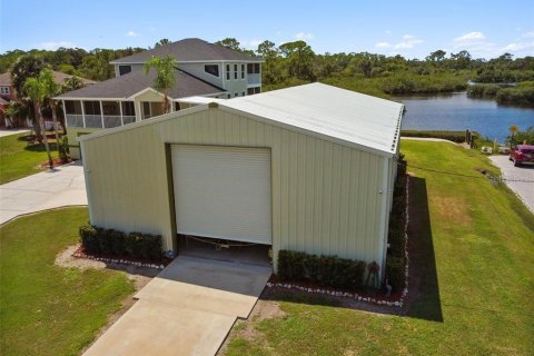 House in Port Richey, Florida 5 bedrooms, 406.45 sq.m. № 1917611 - photo 3