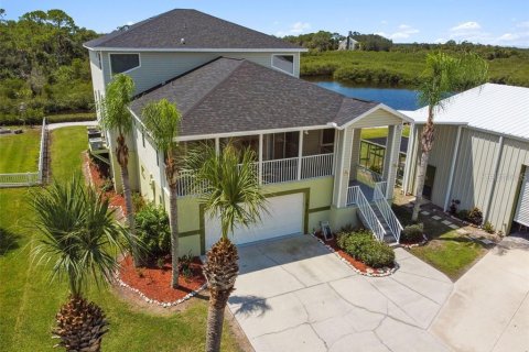 House in Port Richey, Florida 5 bedrooms, 406.45 sq.m. № 1917611 - photo 1