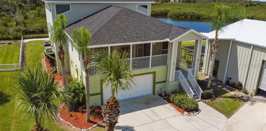 House in Port Richey, Florida 5 bedrooms, 406.45 sq.m. № 1917611