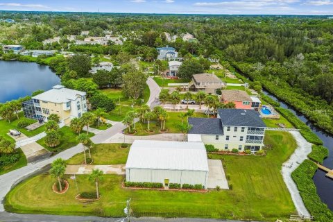 House in Port Richey, Florida 5 bedrooms, 406.45 sq.m. № 1917611 - photo 18