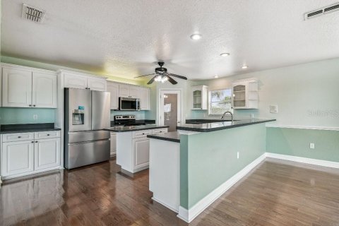 House in Port Richey, Florida 5 bedrooms, 406.45 sq.m. № 1917611 - photo 28