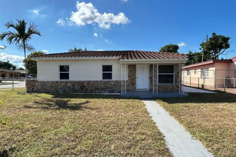 Villa ou maison à Hialeah, Floride 4 chambres, 151.06 m2 № 1973730