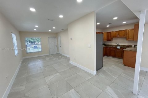 Villa ou maison à louer à Hialeah, Floride: 4 chambres, 151.06 m2 № 1973730 - photo 7