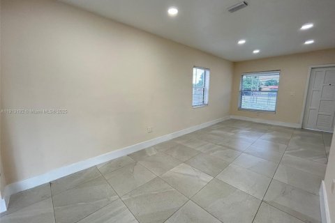 Villa ou maison à louer à Hialeah, Floride: 4 chambres, 151.06 m2 № 1973730 - photo 16