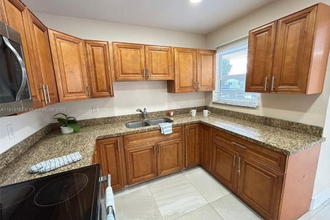 Villa ou maison à louer à Hialeah, Floride: 4 chambres, 151.06 m2 № 1973730 - photo 11