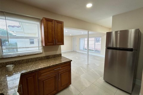 Villa ou maison à louer à Hialeah, Floride: 4 chambres, 151.06 m2 № 1973730 - photo 12