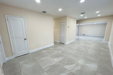 Villa ou maison à louer à Hialeah, Floride: 4 chambres, 151.06 m2 № 1973730 - photo 17