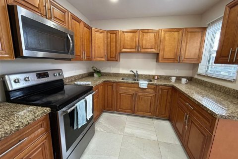 Villa ou maison à louer à Hialeah, Floride: 4 chambres, 151.06 m2 № 1973730 - photo 10