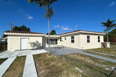 Villa ou maison à louer à Hialeah, Floride: 4 chambres, 151.06 m2 № 1973730 - photo 3