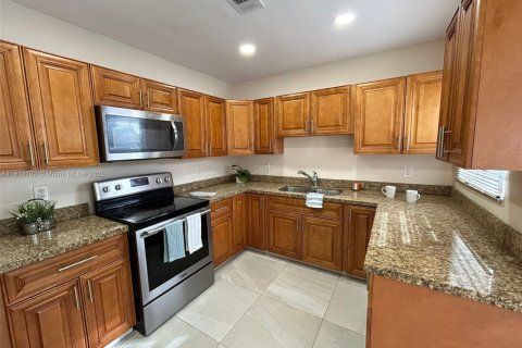 Villa ou maison à louer à Hialeah, Floride: 4 chambres, 151.06 m2 № 1973730 - photo 14