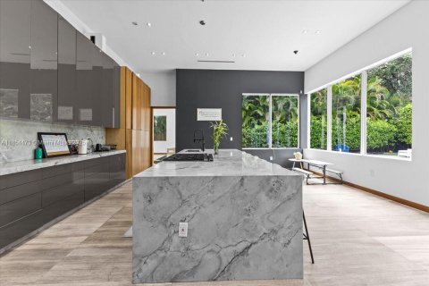 Casa en venta en Miami, Florida, 5 dormitorios, 549.15 m2 № 1881457 - foto 12