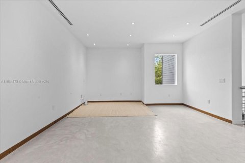 Casa en venta en Miami, Florida, 5 dormitorios, 549.15 m2 № 1881457 - foto 21