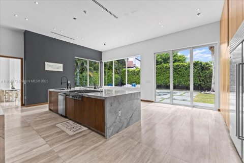 Casa en venta en Miami, Florida, 5 dormitorios, 549.15 m2 № 1881457 - foto 13