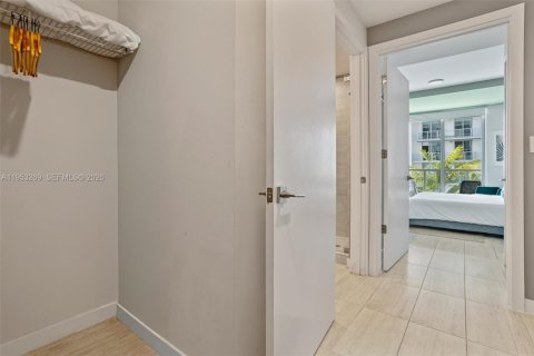 Condo in Miami, Florida, 1 bedroom  № 2010537 - photo 14