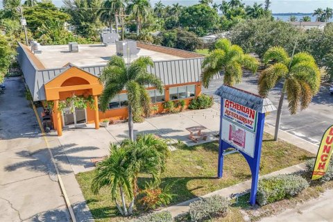 Commercial property in North Fort Myers, Florida 321.44 sq.m. № 2205649