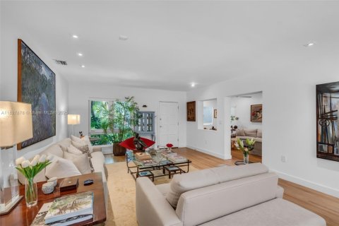 House in Miami, Florida 3 bedrooms, 193.05 sq.m. № 1799266 - photo 7