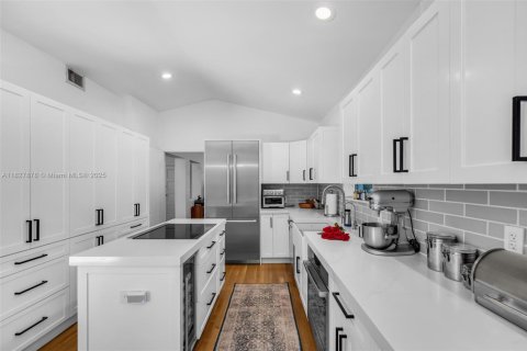 House in Miami, Florida 3 bedrooms, 193.05 sq.m. № 1799266 - photo 13