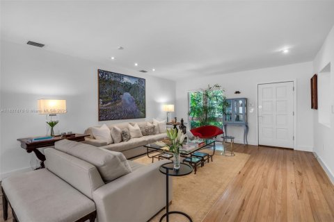 House in Miami, Florida 3 bedrooms, 193.05 sq.m. № 1799266 - photo 6