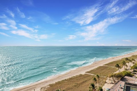 Condominio en alquiler en Lauderdale-by-the-Sea, Florida, 2 dormitorios, 123.56 m2 № 1093526 - foto 1