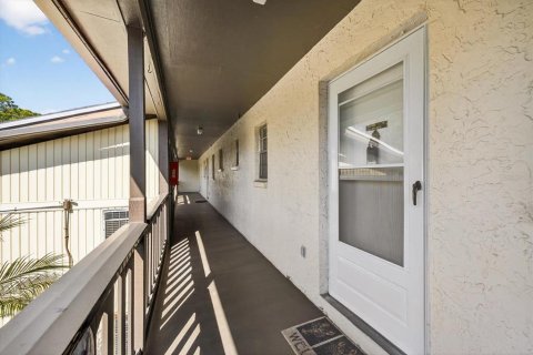 Condo in New Port Richey, Florida, 1 bedroom № 2237417
