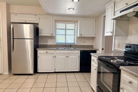 House in Apopka, Florida 3 bedrooms, 143.72 sq.m. № 2393598 - photo 2