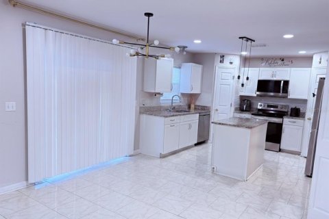 House in Winter Haven, Florida 4 bedrooms, 211.63 sq.m. № 2207848 - photo 8