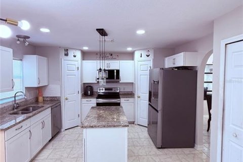 House in Winter Haven, Florida 4 bedrooms, 211.63 sq.m. № 2207848 - photo 9
