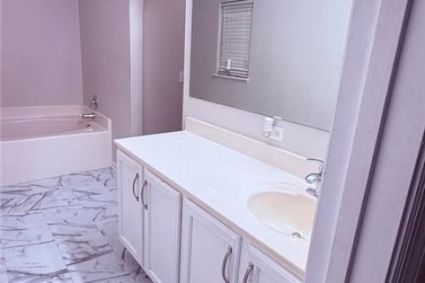 House in Winter Haven, Florida 4 bedrooms, 211.63 sq.m. № 2207848 - photo 16