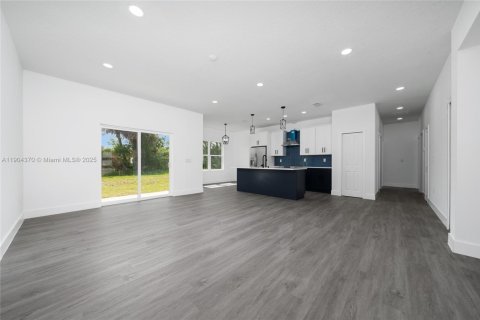 Casa en venta en Palm Bay, Florida, 4 dormitorios № 1954912 - foto 3