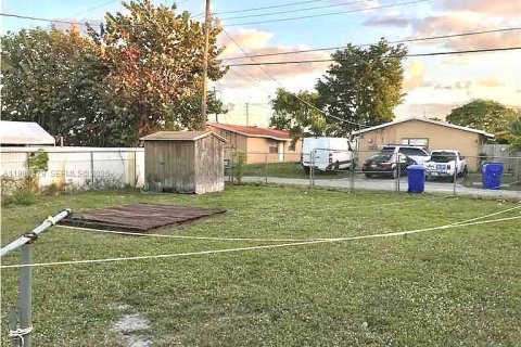 Villa ou maison à vendre à Hollywood, Floride: 2 chambres, 65.03 m2 № 2048327 - photo 12