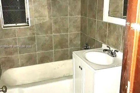 Villa ou maison à vendre à Hollywood, Floride: 2 chambres, 65.03 m2 № 2048327 - photo 15