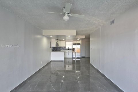 Condominio en alquiler en Miami, Florida, 3 dormitorios, 131.46 m2 № 1987150 - foto 6
