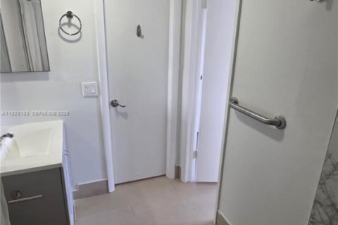 Condominio en alquiler en Miami, Florida, 3 dormitorios, 131.46 m2 № 1987150 - foto 14