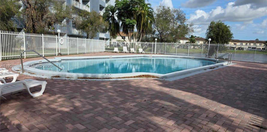 Condominio en Miami, Florida, 3 dormitorios  № 1987150