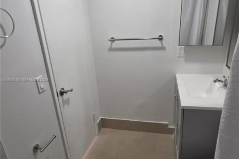 Condominio en alquiler en Miami, Florida, 3 dormitorios, 131.46 m2 № 1987150 - foto 13