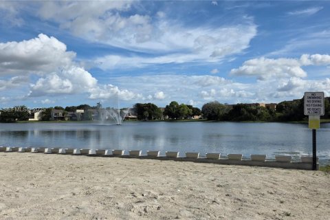 Condominio en alquiler en Miami, Florida, 3 dormitorios, 131.46 m2 № 1987150 - foto 4