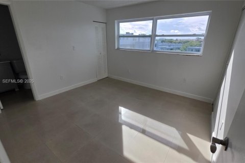 Condominio en alquiler en Miami, Florida, 3 dormitorios, 131.46 m2 № 1987150 - foto 8