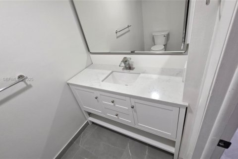 Condominio en alquiler en Miami, Florida, 3 dormitorios, 131.46 m2 № 1987150 - foto 12