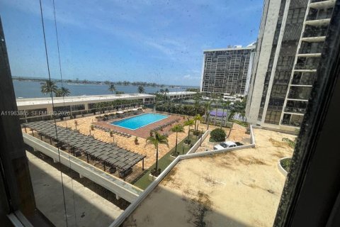 Apartment in Miami, Florida 2 bedrooms, 160.07 sq.m. № 2052838 - photo 9