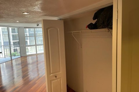 Apartment in Miami, Florida 2 bedrooms, 160.07 sq.m. № 2052838 - photo 13