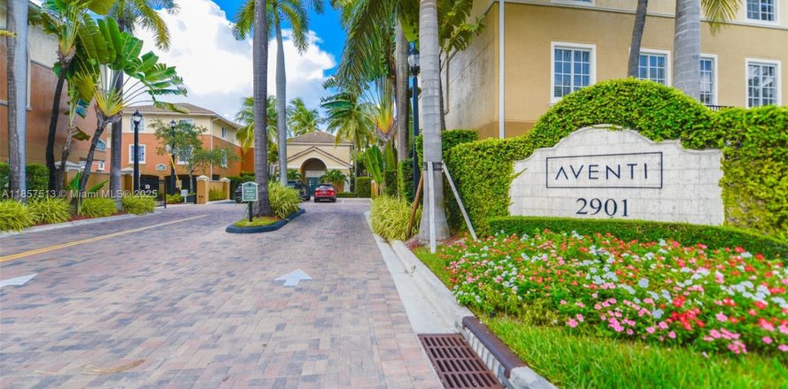Touwnhouse à Aventura, Floride 3 chambres, 137.59 m2 № 2248179